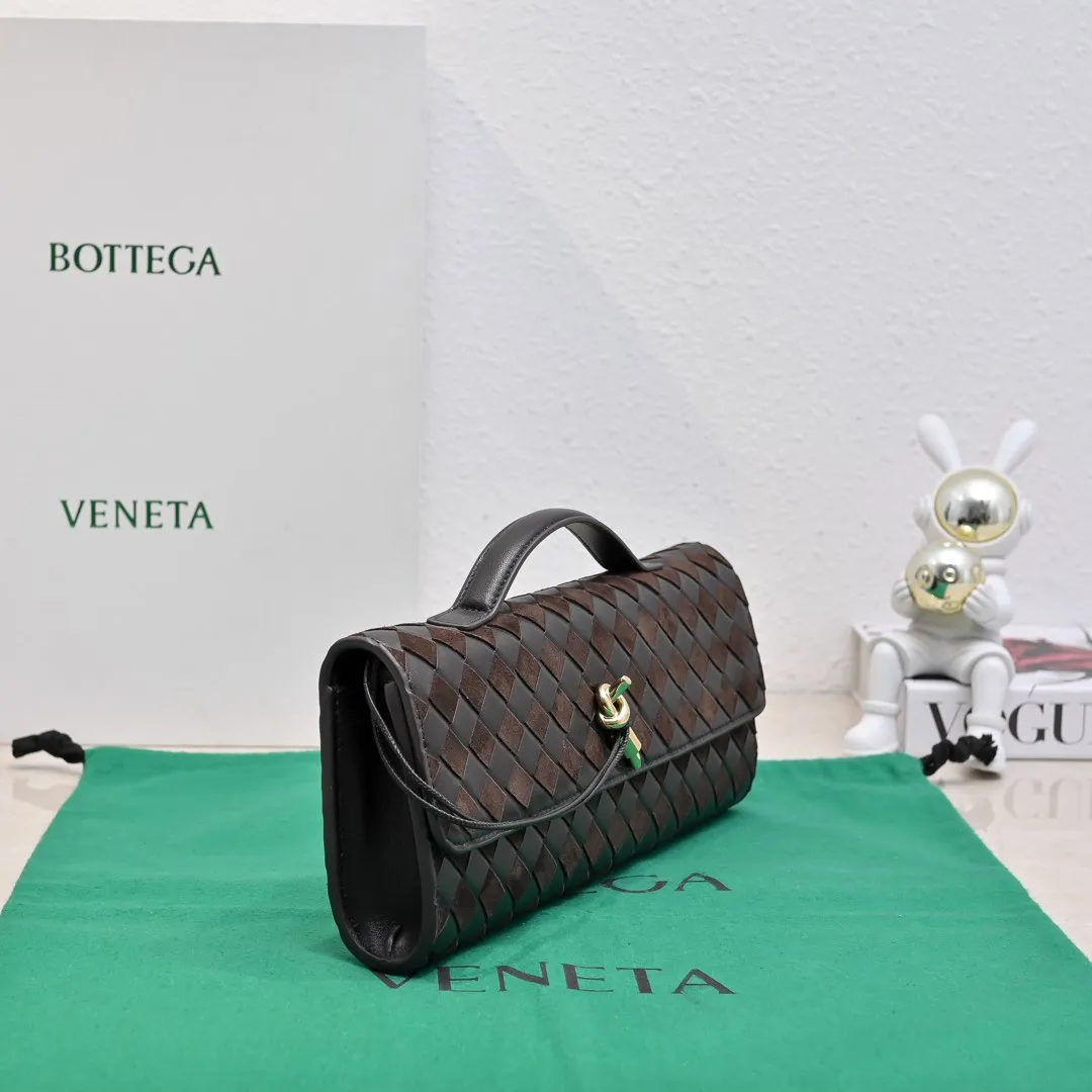 Batch 1360 #Bv New Deerskin Clutch 🎈 The deerskin brown bag with extra points for autumn and winter is so beautiful~🍂 Made of classic woven sheepskin and deerskin, it looks like Maillard for autumn and winter🤎 It can be held by hand, carried by hand or carried under the arm. The metal knot embellishment exudes temperament and nobility~ , equipped with a zipper compartment inside, it is a good companion for your daily life🧑‍❤️‍💋‍🧑, whether you are walking on the red carpet or attending a dinner, it will add a unique charm to you💞 Model: 1511 Size: 31x13x3